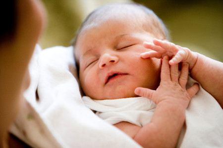 Una madre denuncia al hospital después de que otra mamá amamantara a su bebé