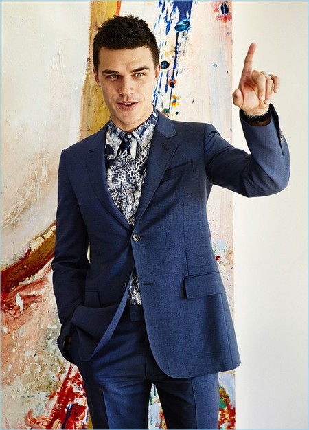 Finn Wittrock y Esquire Magazine confirman que las camisas estampadas serán el must de primavera