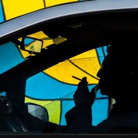 Móvil no, pero fumar sí: la paradoja de las distracciones y la DGT, que sigue sin prohibir el cigarro al volante