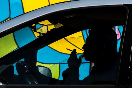 Móvil no, pero fumar sí: la paradoja de las distracciones y la DGT, que sigue sin prohibir el cigarro al volante