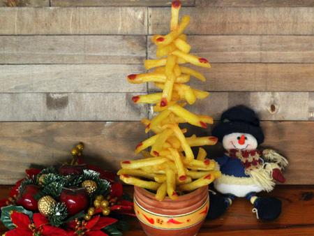 Recetas de Navidad para hacer con niños: árbol de Navidad hecho de patatas fritas
