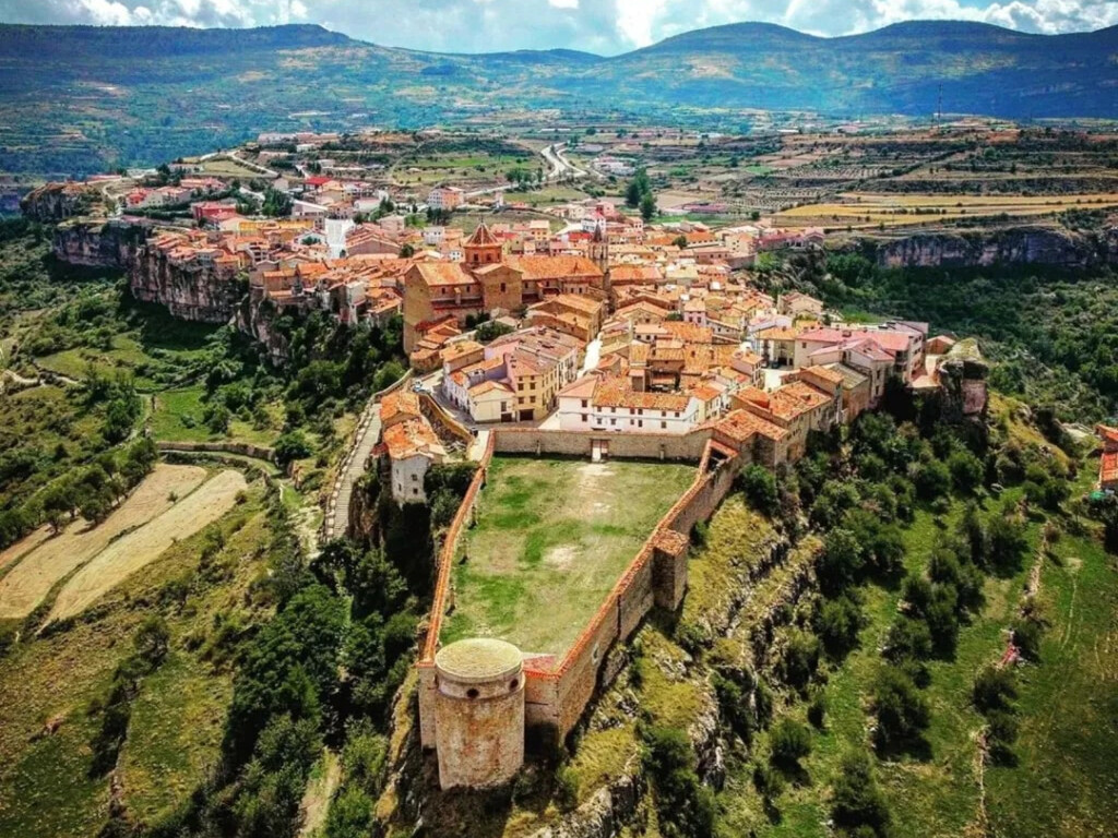 Este pueblo medieval de Teruel es uno de los más bonitos de España: la escapada perfecta para ir en octubre