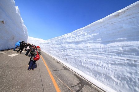 La carretera excavada en la nieve