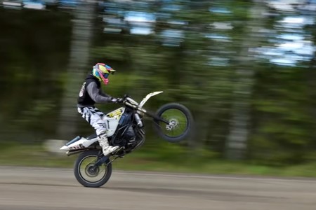 ¡Demencia offroad! Esta moto de cross de casi 170 CV un día fue una Suzuki GSX-R1000, y está en venta
