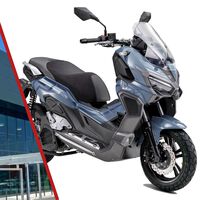 Va a haber colas kilométricas en Lidl: después de la moto estilo trail llega un scooter de 125 cc con ABS y puños calefactables por menos de 3.500 euros