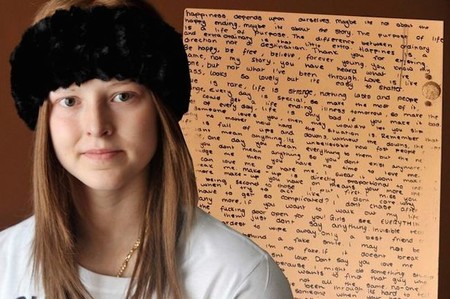Un mensaje detrás del espejo: tras la muerte de Athena su familia se queda con las palabras que escribió