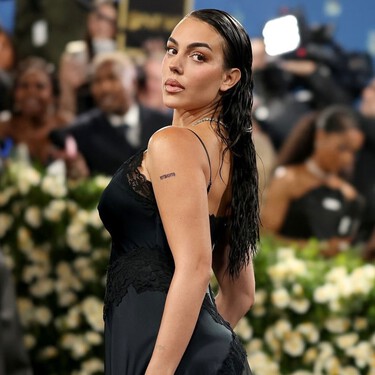 El vestido de más de 6.000 euros que ha llevado Georgina Rodríguez para ir a la iglesia y ha desatado furor en redes