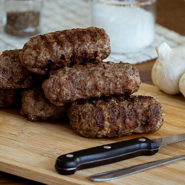 Receta de mici rumanos (mititei), la popular salchicha de carne picada a la brasa