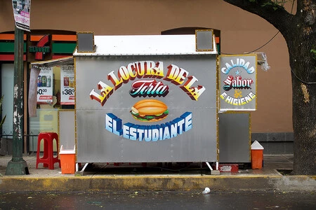Por qué los rótulos de los puestos deben de permanecer como parte de la cultura gastronómica y visual de México