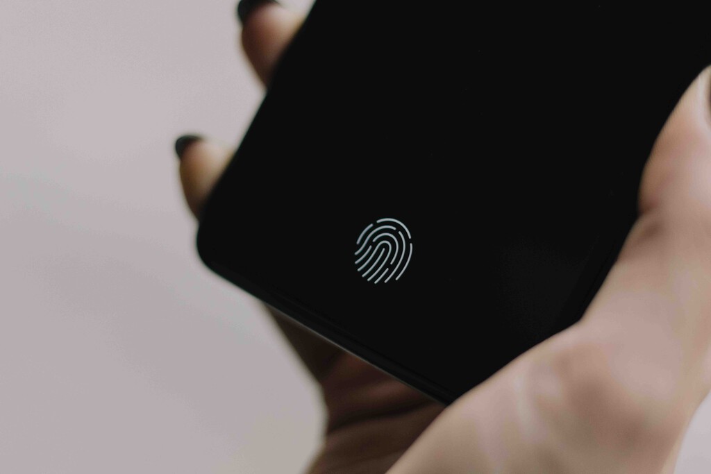 Ni lector en el lateral ni bajo la pantalla: el futuro es desbloquear el móvil tocando en cualquier punto