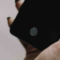 Se acabó fallar al colocar el dedo para desbloquear el móvil. Esta nueva pantalla convierte todo el panel en un lector de huellas