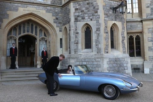 Meghan Markle y el príncipe Harry sucumben a los encantos de un Jaguar E-Type totalmente eléctrico