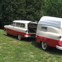 Viajar, dormir y salir a pescar sin cambiar de vehículo: en los años 50 ya tenían la caravana del futuro, con mini barco incorporado