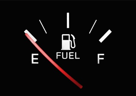 Manejar solo con la reserva de combustible no es recomendable y aquí te explicamos porqué