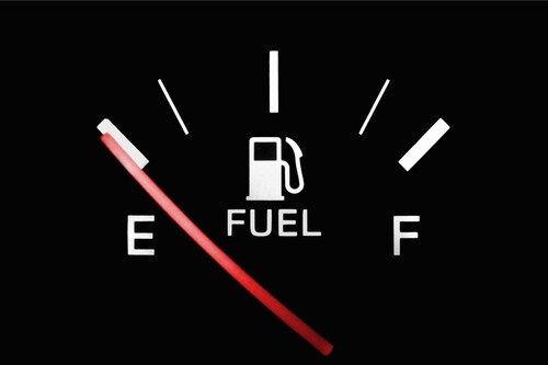 Manejar solo con la reserva de combustible no es recomendable y aquí te explicamos porqué