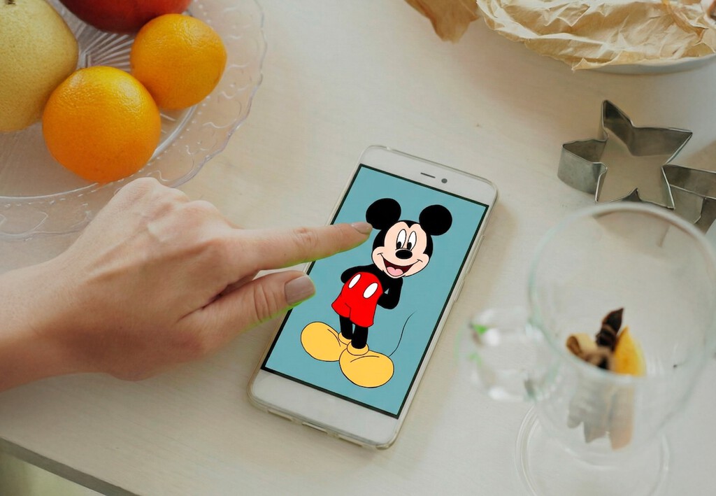 Disney+ ha descubierto que la Generación Z no quiere ver sus películas de dos horas. Así que les va a dar microdramas verticales