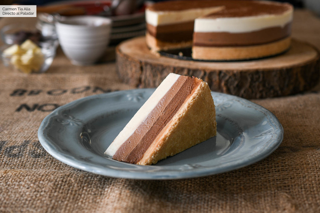 Cómo hacer la tarta de tres chocolates de la manera más rápida y fácil y que quede perfecta (con vídeo incluido)