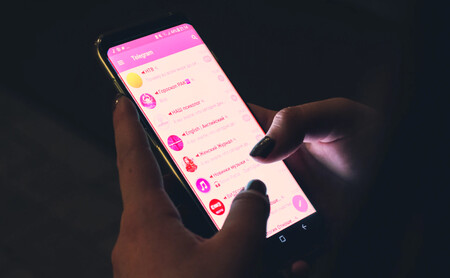 Descubren un bot de Telegram que ha creado miles de deepfakes en los que aparecen mujeres desnudas sin su consentimiento