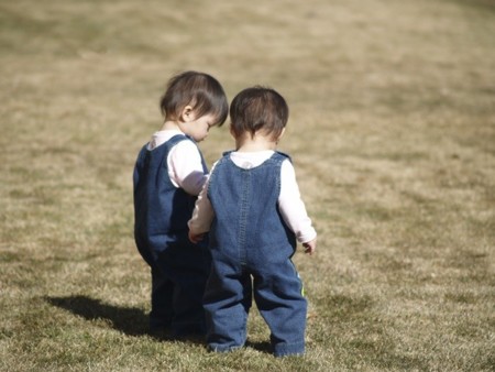 Cómo sacar a pasear a tus gemelos y que no te falten manos