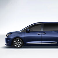 Espaciosa miniván armada en México, la más barata de todas y con motor híbrido que da 1,150 km por carga. Es para siete pasajeros