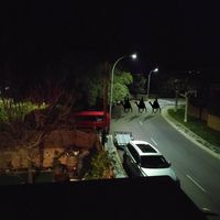 Más de 500 niños vieron pasar a los Reyes Magos por su calle, gracias a la ya tradicional iniciativa de unos pajes tuiteros