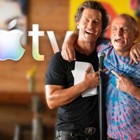 Matthew McConaughey y Woody Harrelson sospechan ser hermanos. Y Apple TV estrenará una serie sobre ello