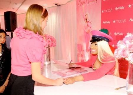 Nicki Minaj intenta refinarse en el anuncio de su fragancia del horror
