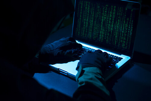 Homem mexendo no computador. Créditos: 	seksan Mongkhonkhamsao/GettyImages