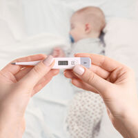 Fiebre en bebés: cómo bajar la temperatura y cuándo acudir a urgencias 