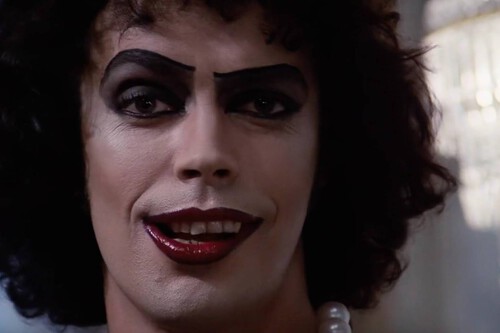 Tim Curry nos ha dejado, pero siempre nos quedará su inolvidable doctor Frank-N-Furter en una de las grandes películas de culto de la historia