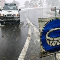 Mientras establece protocolos, la DGT estudia regular el equipamiento de los vehículos en lugares de nevadas frecuentes