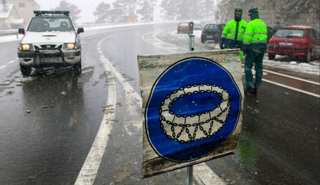 Mientras establece protocolos, la DGT estudia regular el equipamiento de los vehículos en lugares de nevadas frecuentes