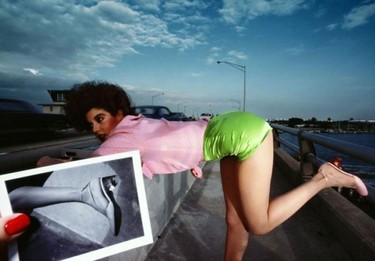 Guy Bourdin, el creador de la imagen de la mujer actual, una mujer femenina, sensual y fuerte