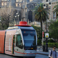 Con motivo de la Feria de Abril, Tío Pepe le presta su sombrero al tranvía de Sevilla