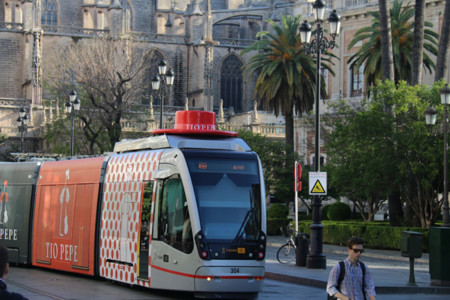 Con motivo de la Feria de Abril, Tío Pepe le presta su sombrero al tranvía de Sevilla