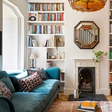 Cómo aprovechar un salón pequeño y estrecho con estas ideas sin obras para sacarle partido y ganar amplitud