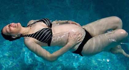Aqua-aerobics para disminuir el dolor en el parto