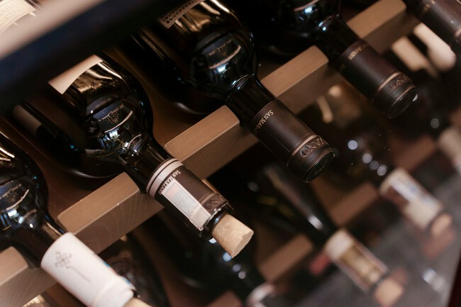 Vinoteca con botellas en horizontal