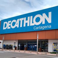 Decathlon tiene en sus rebajas la chaqueta impermeable, calentita y cortavientos que más vamos a llevar al 65% de descuento   