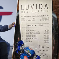 Parece que o jogo virou: CEO da Ryanair vai jantar em restaurante e é cobrado por "assento prioritário" e "espaço para as pernas" 