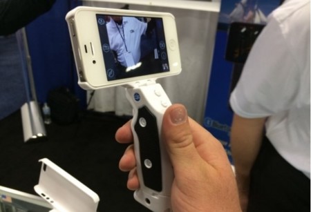 Grip&Shoot, el trípode de mano para los que quieren grabar con su iPhone