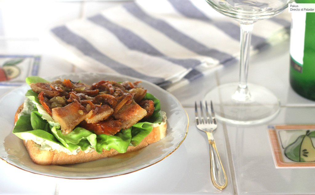 Bruschetta de papada de ibérico en dos cocciones con mayonesa de aguacate y cebolla caramelizada, el pincho perfecto