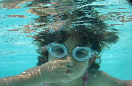 Niños que han aprendido a nadar solos este verano
