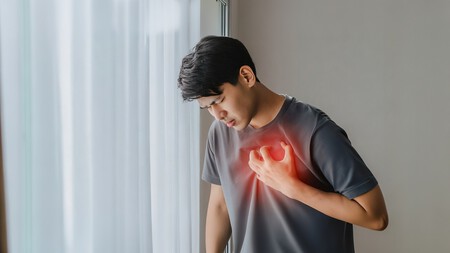 homem sentindo dor no peito