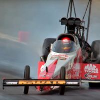 Descubre un mundo hipnótico de gelatina, con este vídeo de un dragster a cámara superlenta
