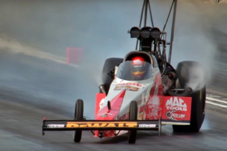 Descubre un mundo hipnótico de gelatina, con este vídeo de un dragster a cámara superlenta