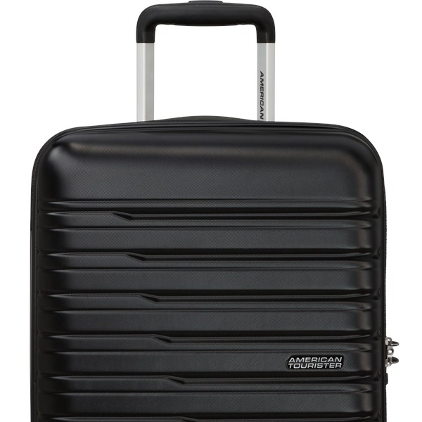 La maleta de cabina se ha convertido en un accesorio imprescindible. El modelo Flashline 55 de American Tourister, una marca con casi un siglo de historia, presume de solidez, comodidad y ligereza. Y ojo, porque según Harper's Bazaar, es el complemento de moda este año...