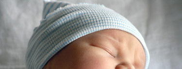 Un bebé nace durante un viaje en avión y la aerolínea le obsequia vuelos gratis de por vida