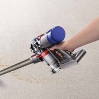 Esta aspiradora sin cables Dyson V8 Animal es ideal para luchar contra el pelo de mascotas y en el Black Friday la tienes por 70 euros menos