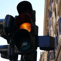 Los semáforos tienen tres luces, pero no siempre fue así: el color ámbar se lo sacó de la manga un policía, aunque fue otro quien hizo caja con el invento